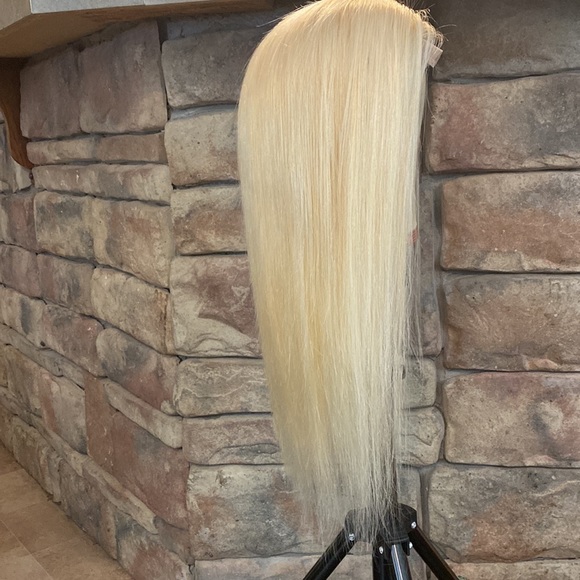 100% Blonde straight 18inches wig with a closure in the front - Picture 4 of 5